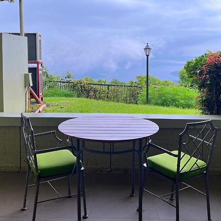 Taal Vista Hotel Tagaytay City Ngoại thất bức ảnh A balcony in a condominium