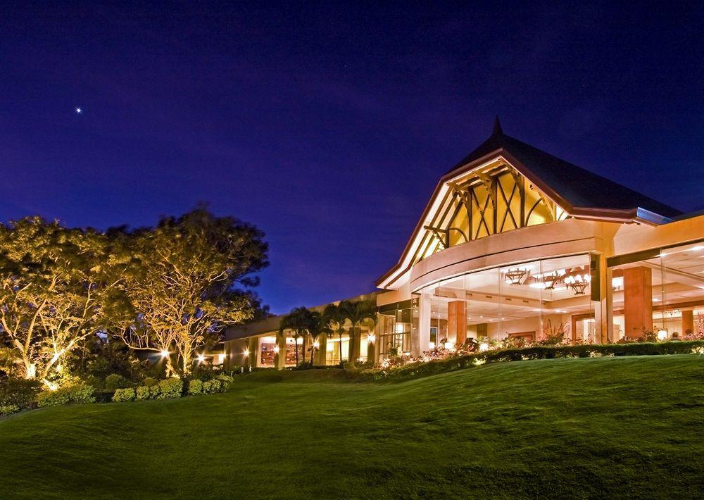 Taal Vista Hotel Tagaytay City Ngoại thất bức ảnh The Royal Thai Golf and Country Club