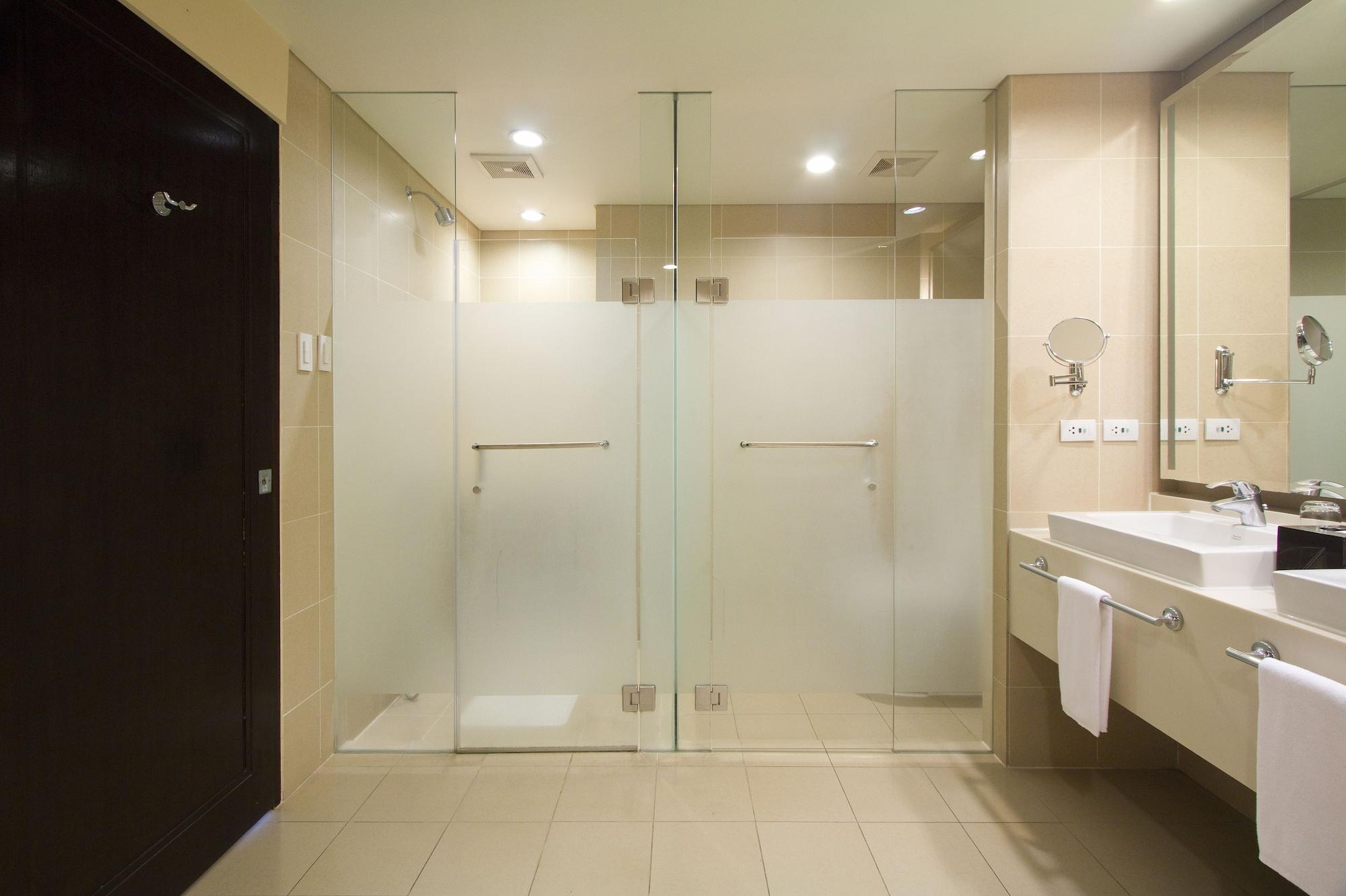 Taal Vista Hotel Tagaytay City Ngoại thất bức ảnh A walk-in shower