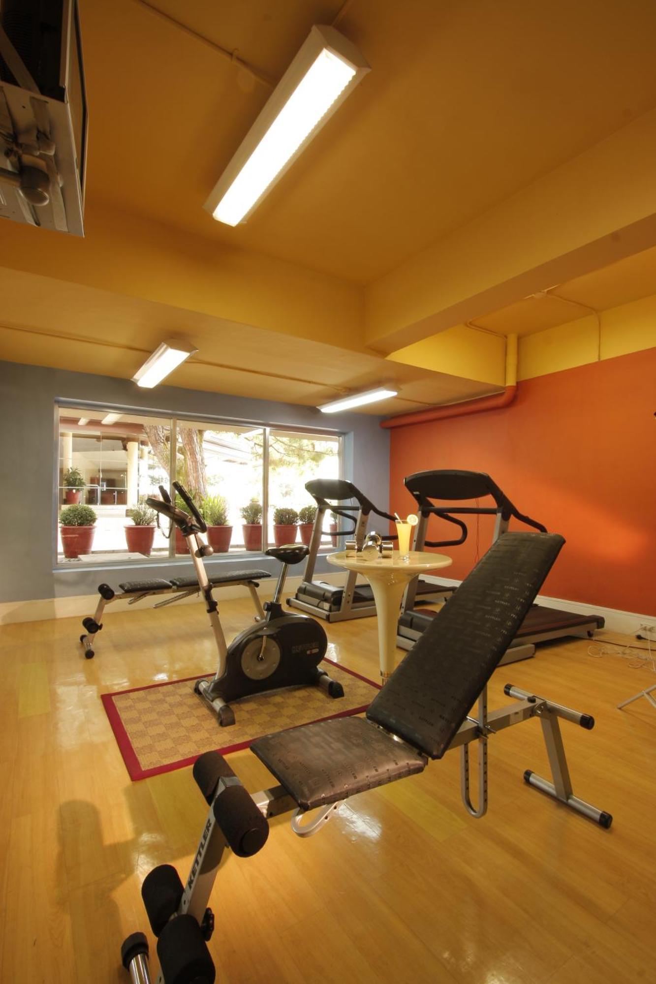 Taal Vista Hotel Tagaytay City Ngoại thất bức ảnh The gym at the hotel