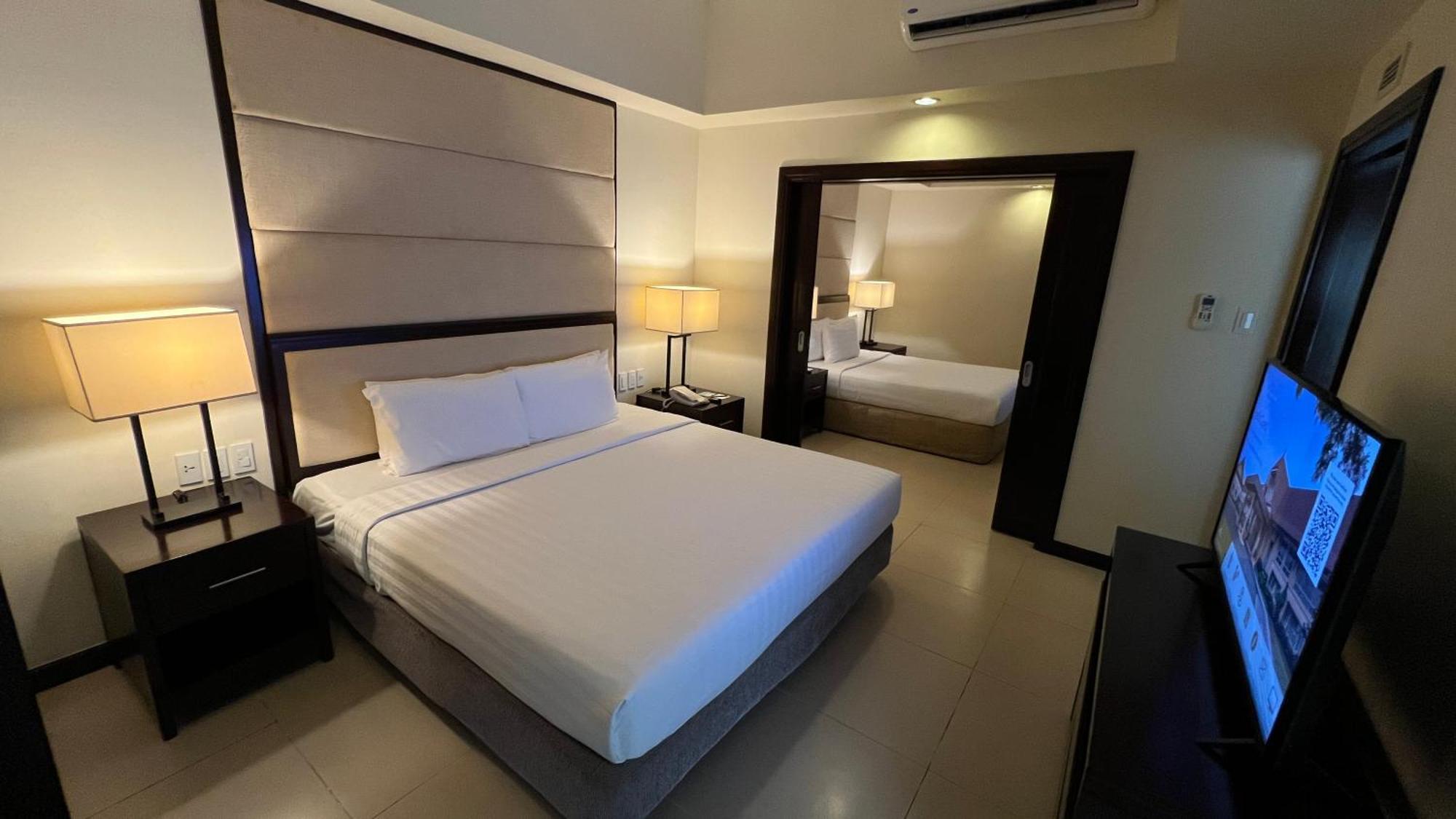 Taal Vista Hotel Tagaytay City Ngoại thất bức ảnh A bedroom at the hotel