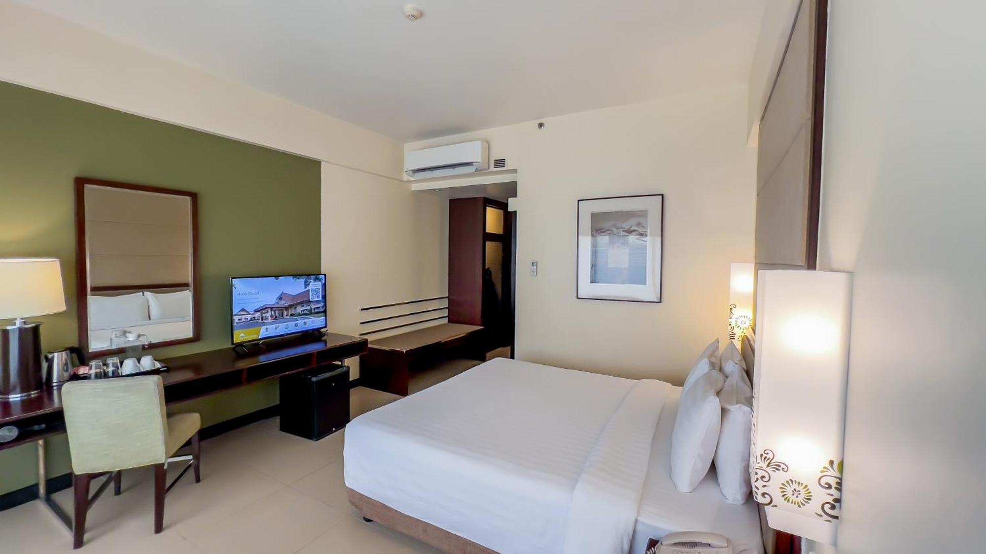 Taal Vista Hotel Tagaytay City Ngoại thất bức ảnh A room at the hotel