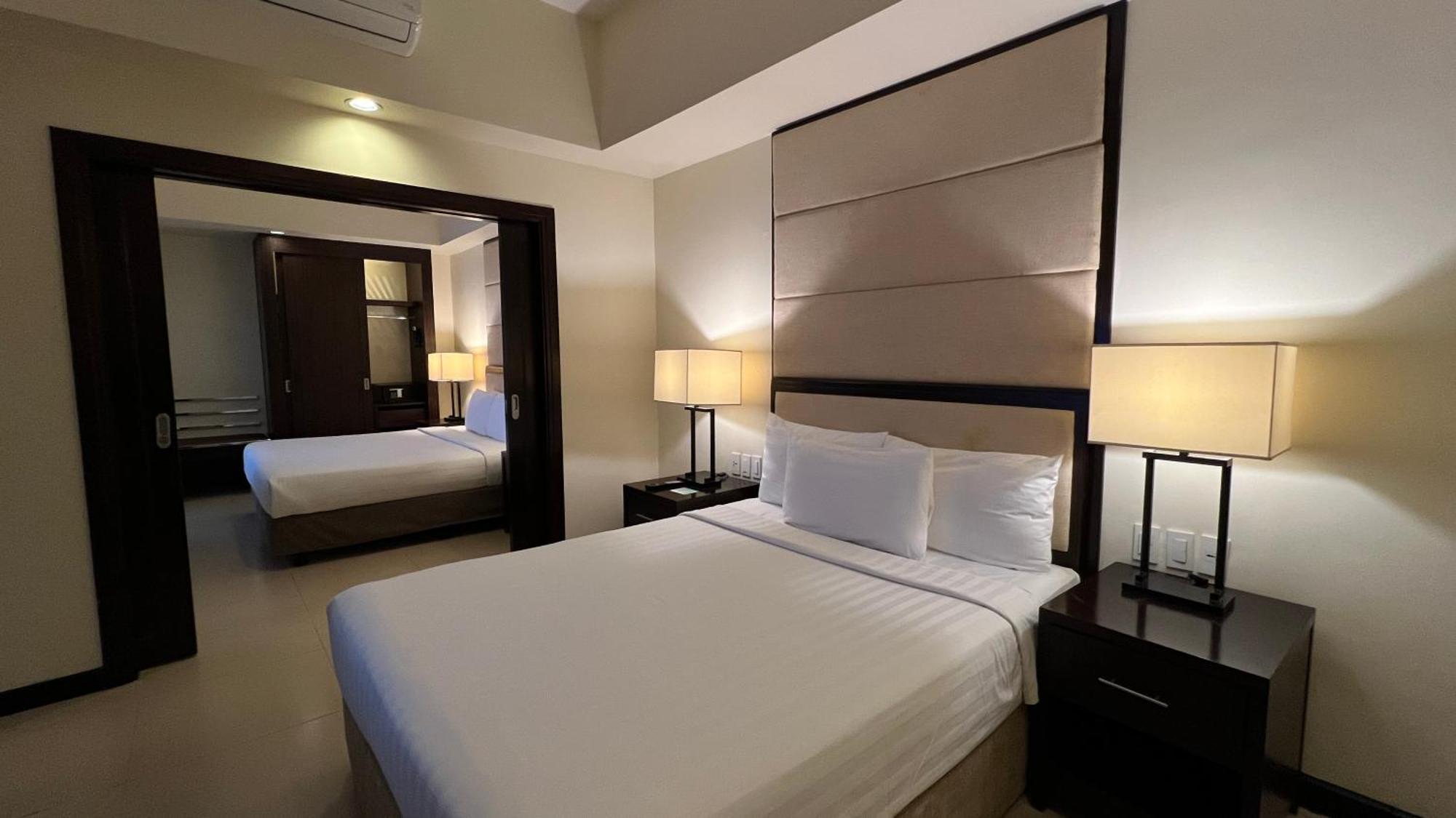 Taal Vista Hotel Tagaytay City Ngoại thất bức ảnh A bedroom at the hotel