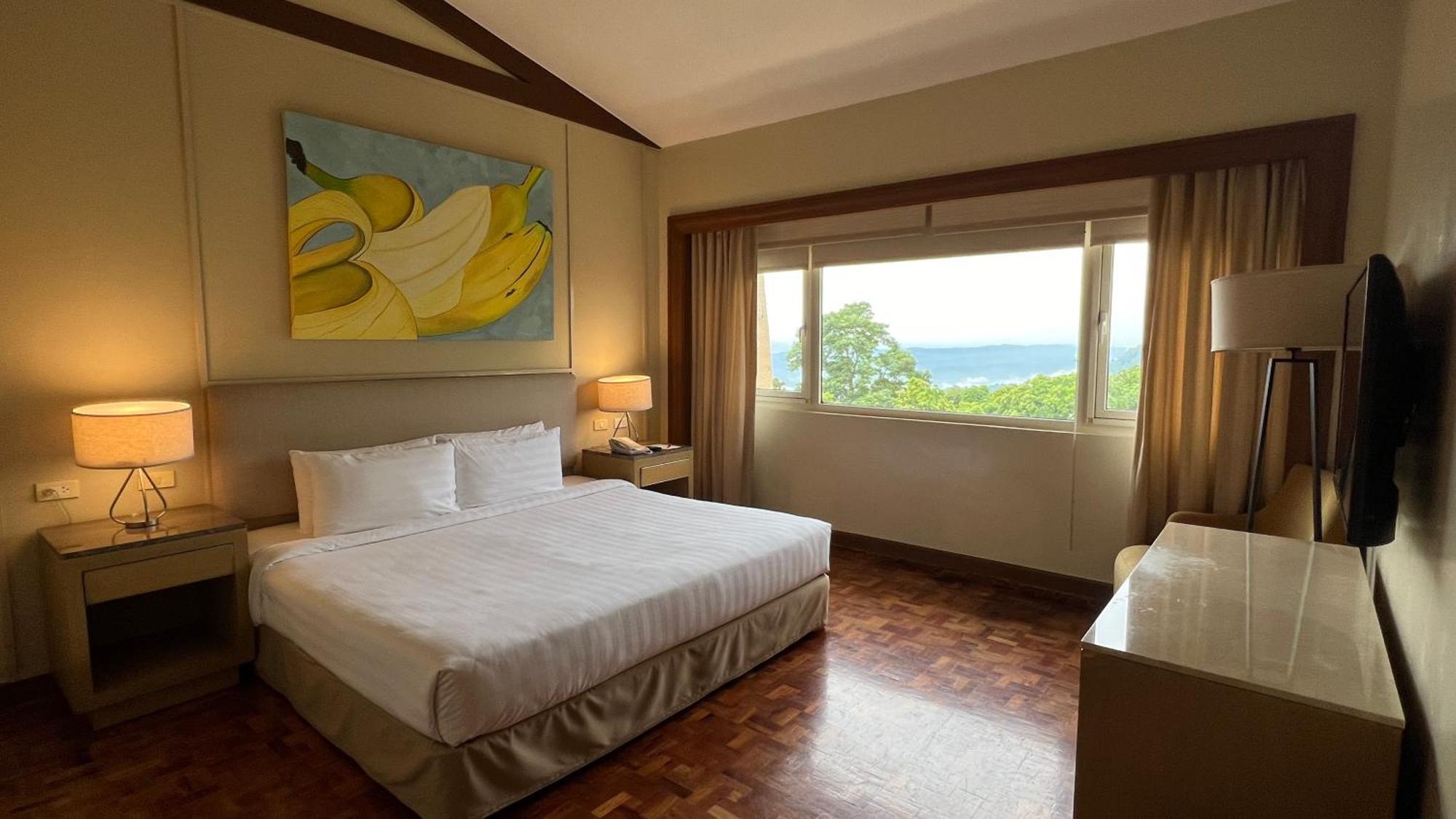 Taal Vista Hotel Tagaytay City Ngoại thất bức ảnh A bedroom at the Shangri-La Hotel, Kuala Lumpur
