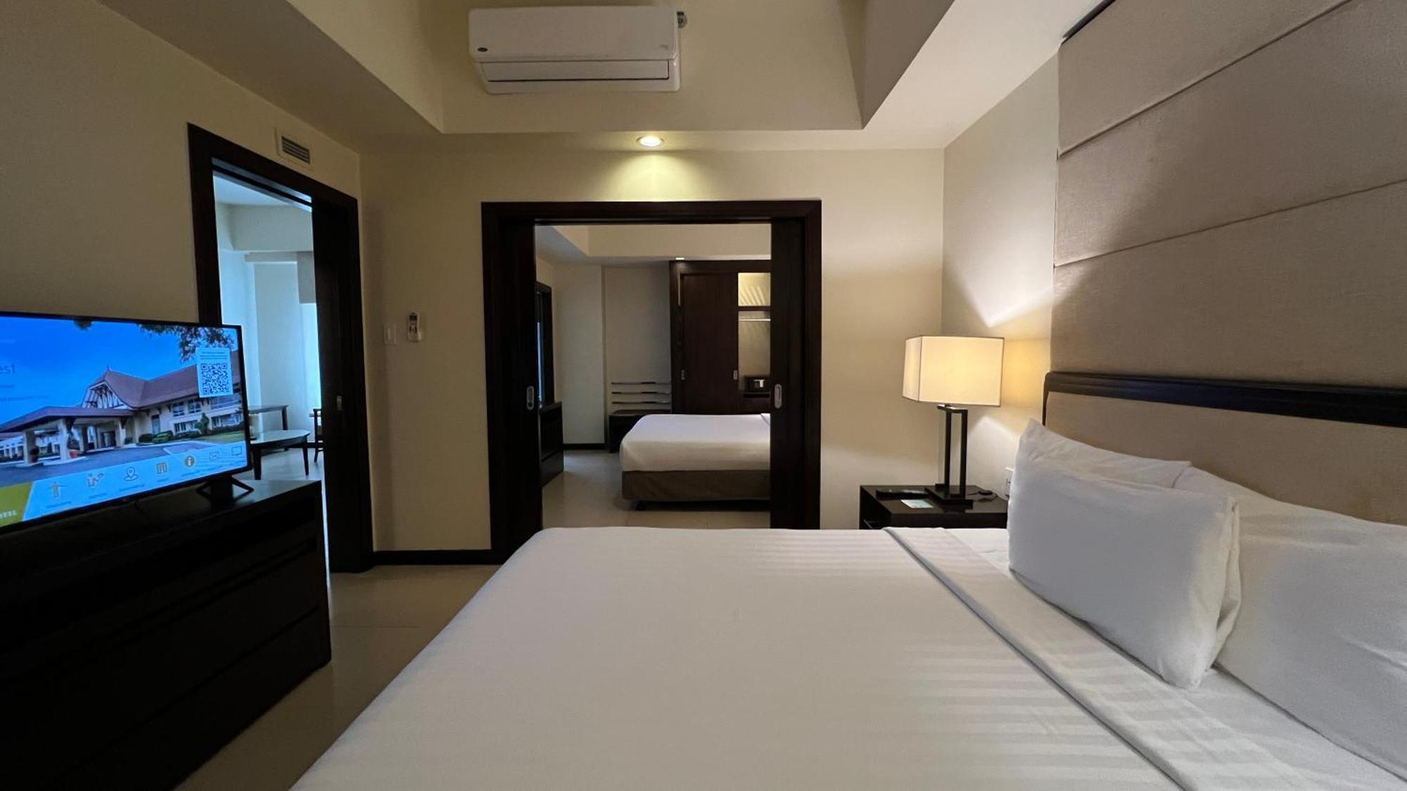 Taal Vista Hotel Tagaytay City Ngoại thất bức ảnh A bedroom at the hotel