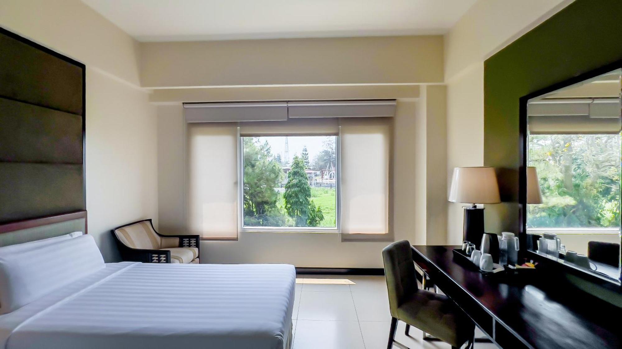 Taal Vista Hotel Tagaytay City Ngoại thất bức ảnh A room at the hotel