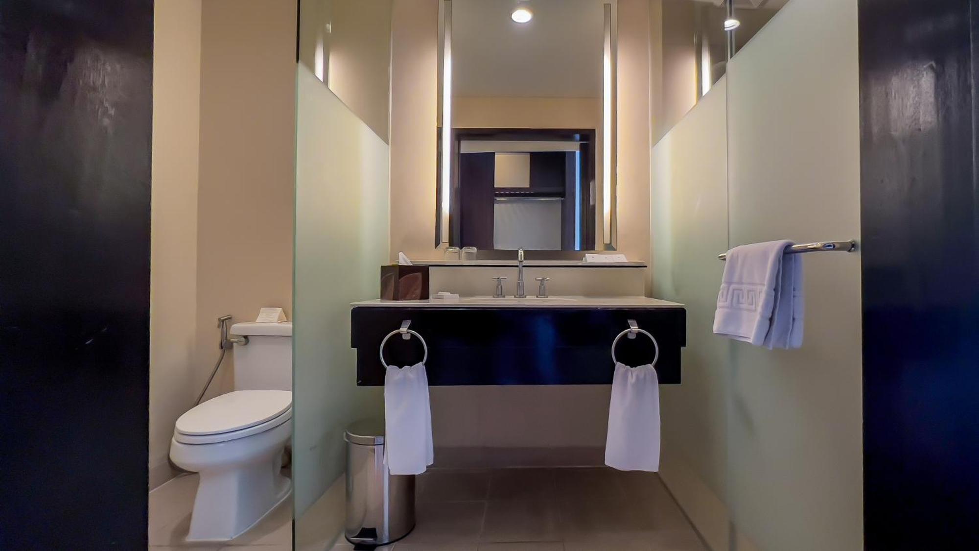 Taal Vista Hotel Tagaytay City Ngoại thất bức ảnh Bathroom in a hotel