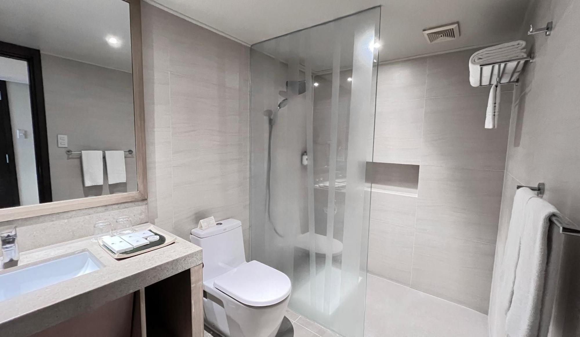 Taal Vista Hotel Tagaytay City Ngoại thất bức ảnh A shower cubicle