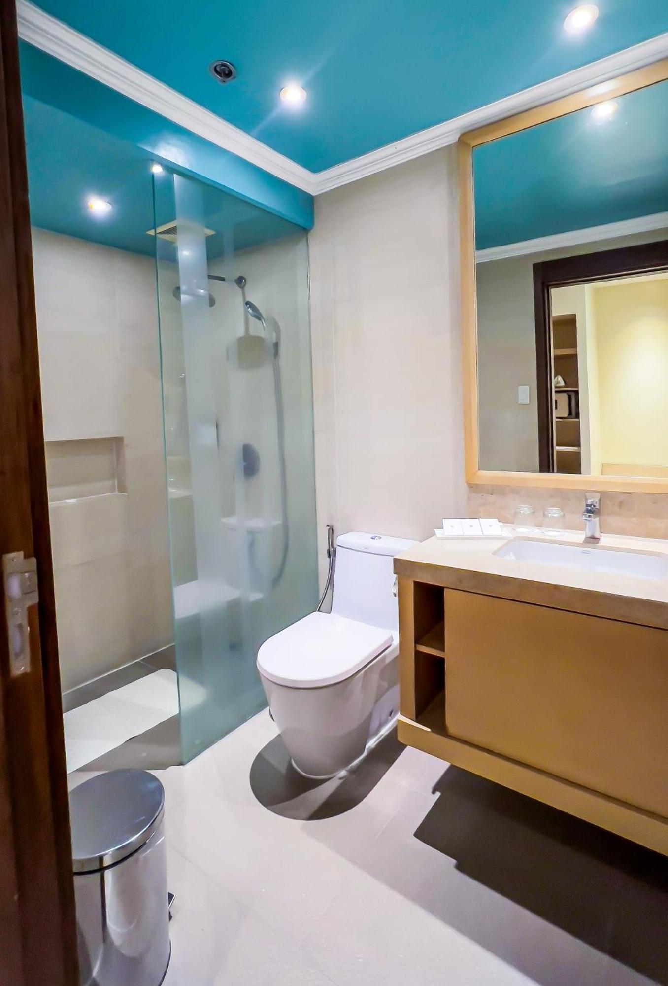Taal Vista Hotel Tagaytay City Ngoại thất bức ảnh A bathroom with a shower cubicle