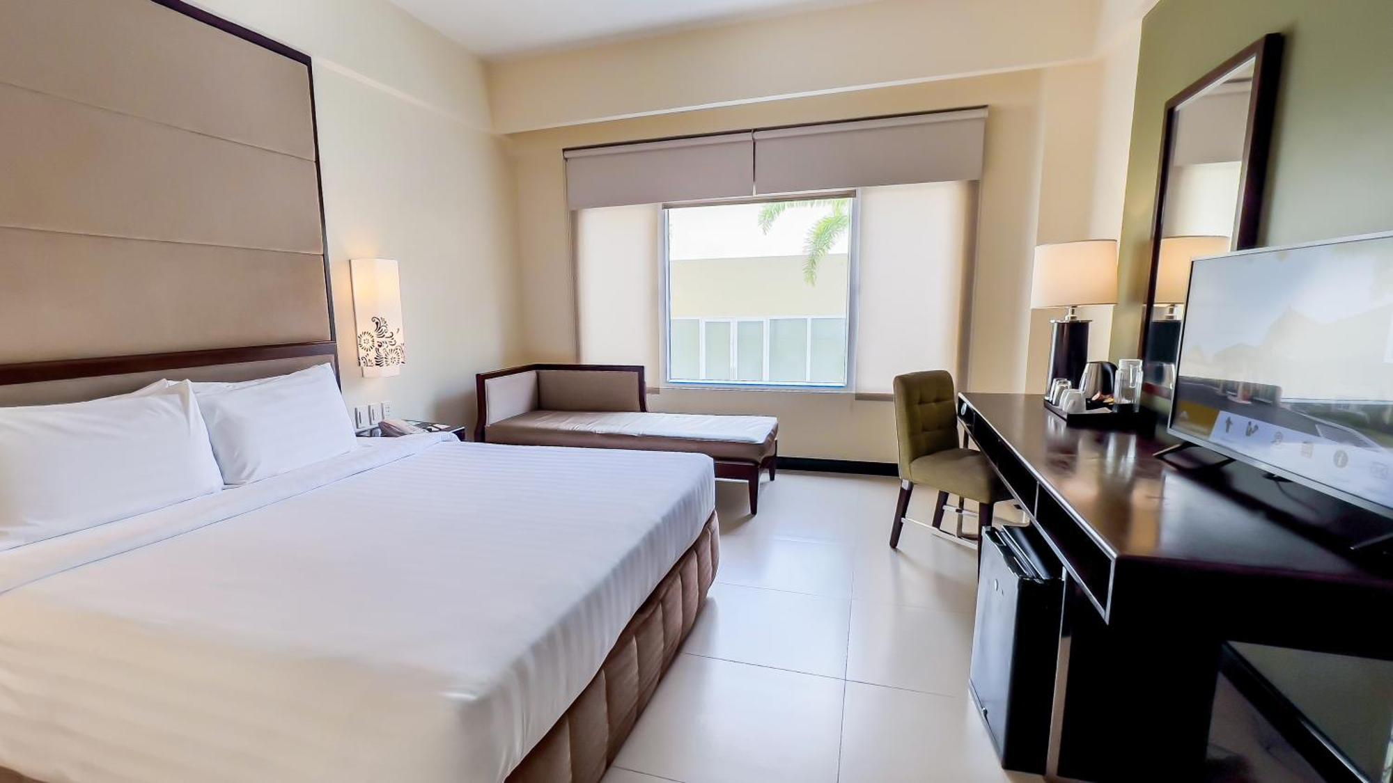 Taal Vista Hotel Tagaytay City Ngoại thất bức ảnh A room at the hotel