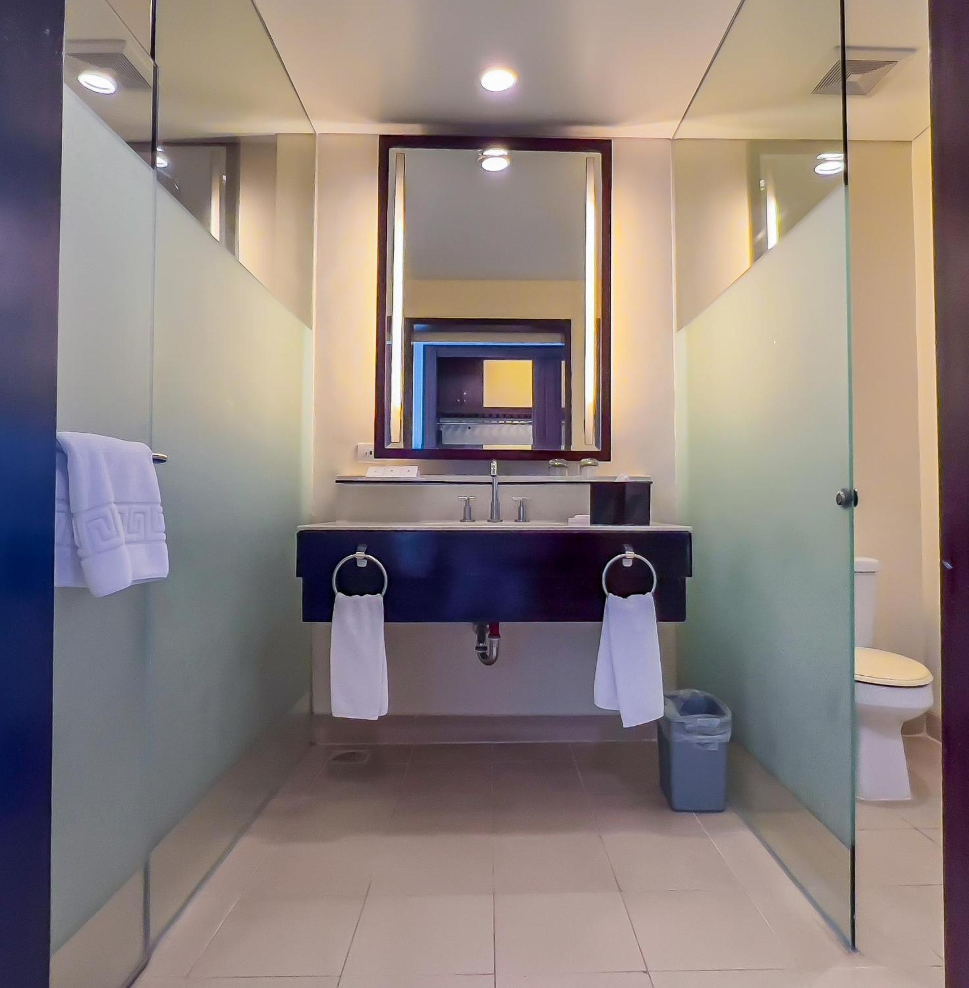 Taal Vista Hotel Tagaytay City Ngoại thất bức ảnh A bathroom in a hotel
