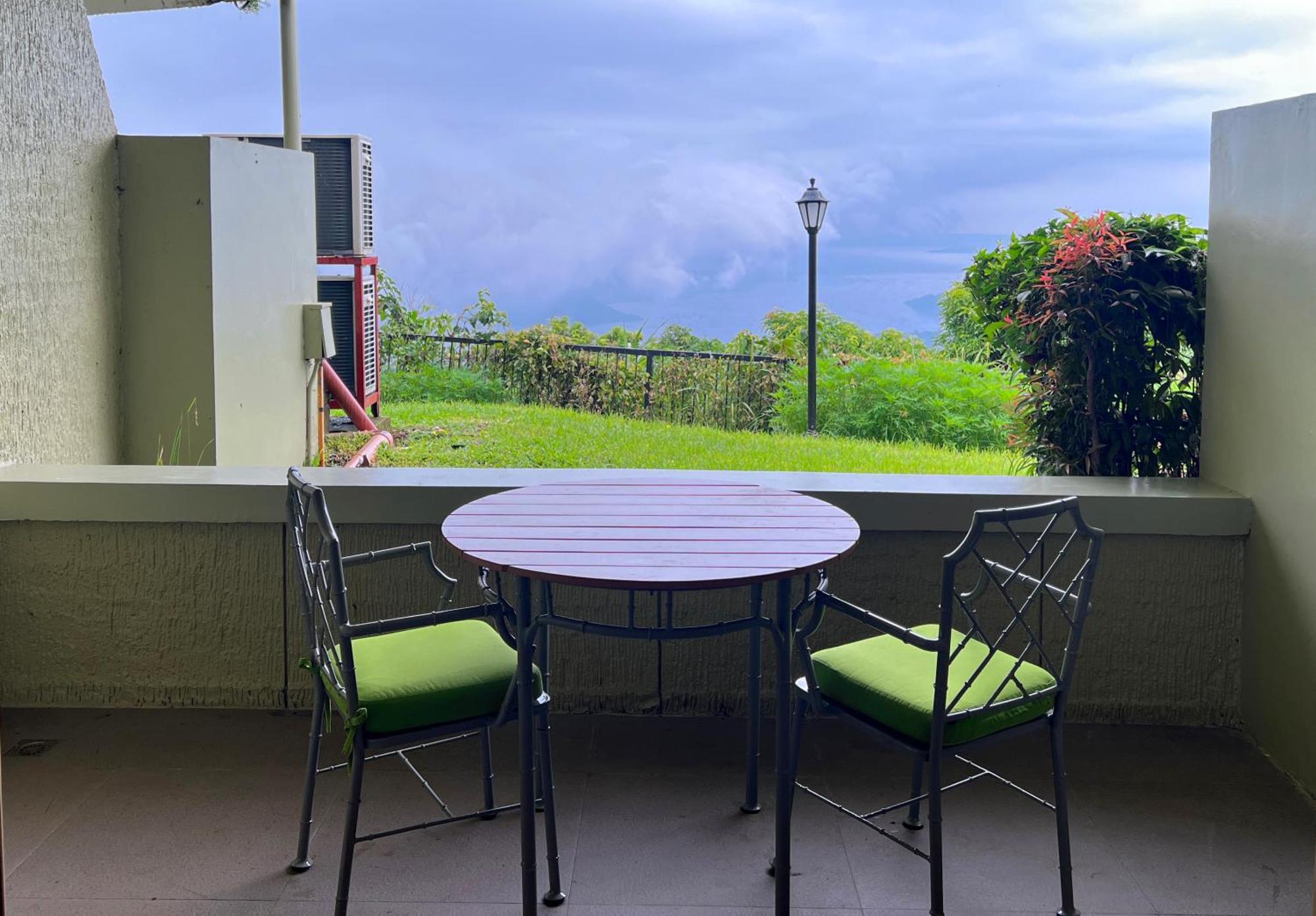 Taal Vista Hotel Tagaytay City Ngoại thất bức ảnh A balcony in a condominium