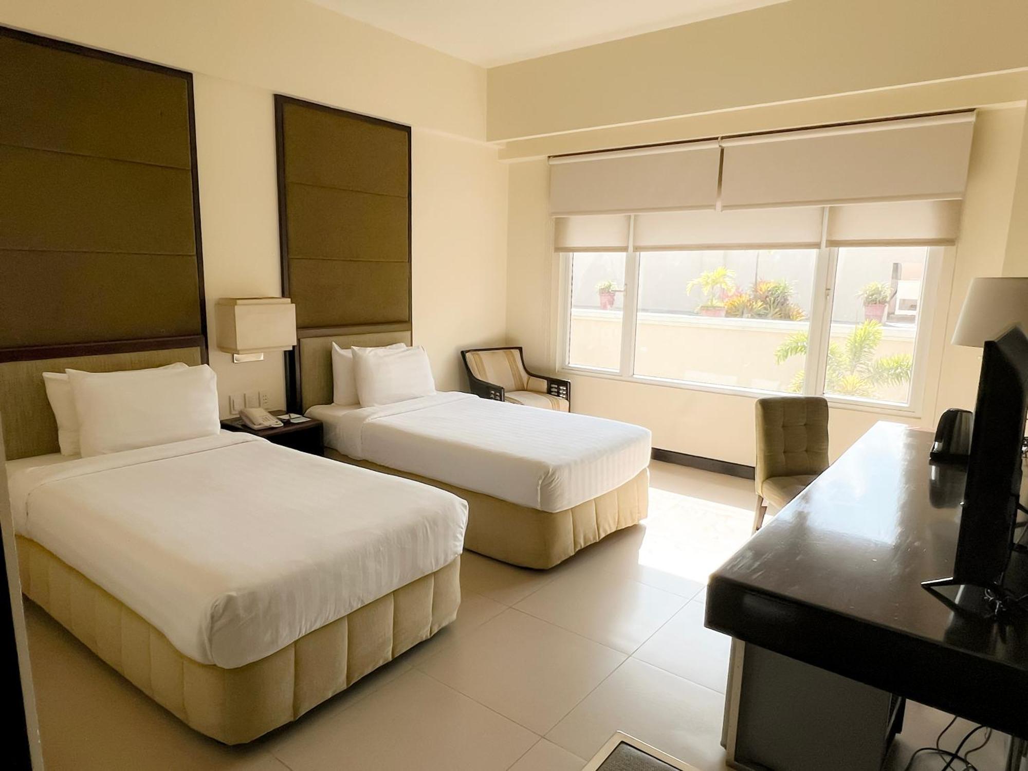 Taal Vista Hotel Tagaytay City Ngoại thất bức ảnh A room at the hotel