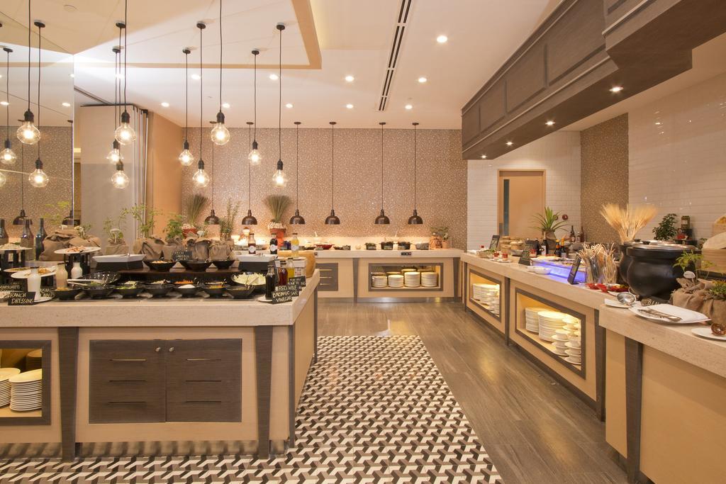 Taal Vista Hotel Tagaytay City Ngoại thất bức ảnh The buffet at the hotel
