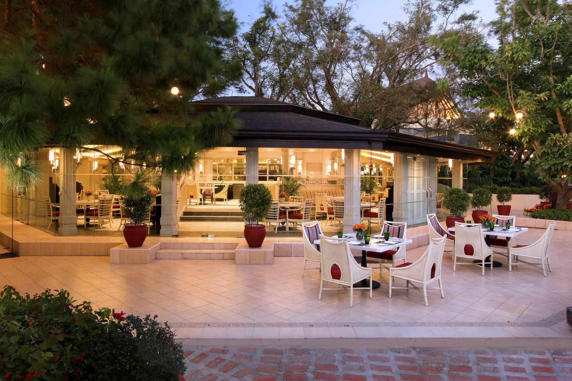 Taal Vista Hotel Tagaytay City Ngoại thất bức ảnh The outdoor dining area at the hotel