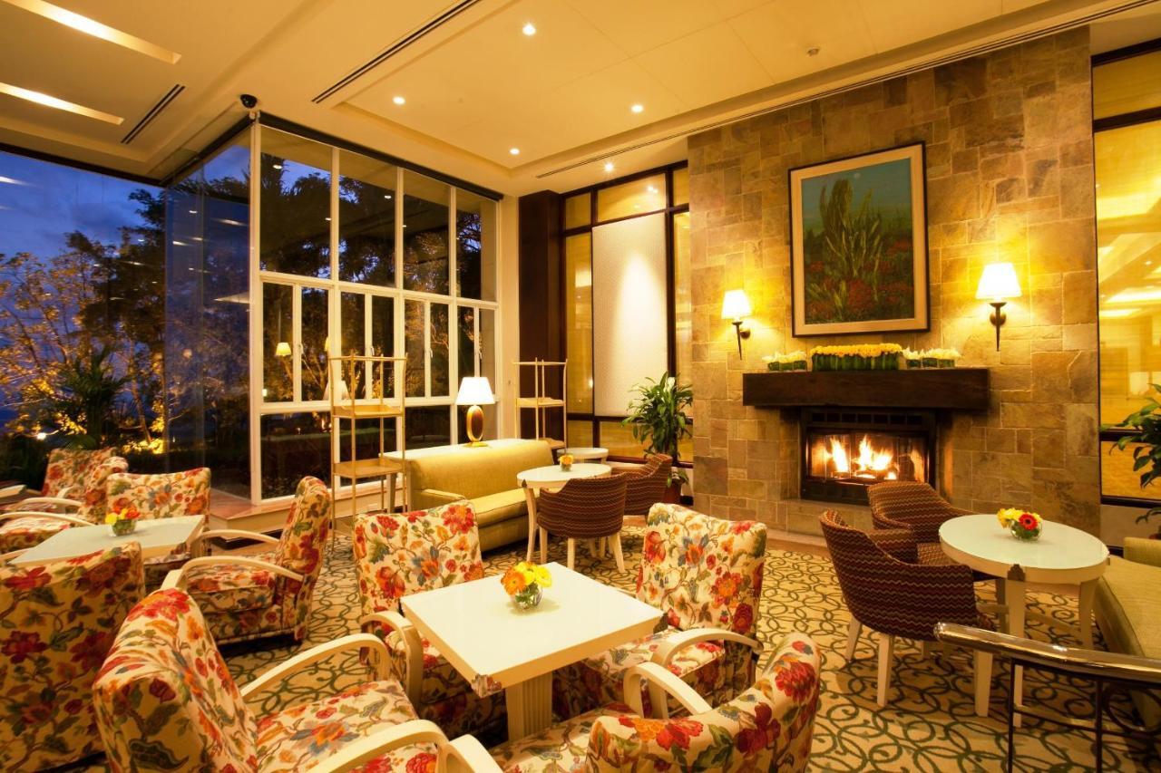 Taal Vista Hotel Tagaytay City Ngoại thất bức ảnh The lobby